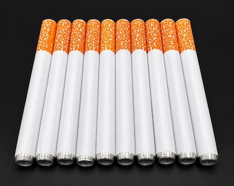 Pode incluir: Um conjunto de dez tubos cilíndricos dispostos em fila, cada um com um corpo branco e uma extremidade laranja salpicada semelhante a um filtro. A base de cada tubo é finalizada com uma tampa metálica prateada, criando uma aparência uniforme.