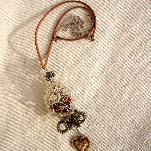 Collier "Coeurs et oiseau emprisonnés"