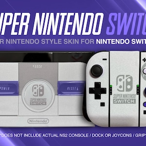 以下が含まれることがあります： スーパーファミコン風のNintendo Switchスキンセット。セットには、コンソールドックとコントローラー用のスキンが含まれています。スキンは白で、グレーと紫のアクセントがあり、スーパーファミコンSwitchのロゴとテキストが特徴です。「SUPER NINTENDO SWITCH」の文字が上部に表示されています。