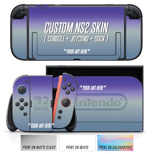 Puede incluir: Juego de skins NS2 personalizados para Nintendo Switch, que incluye consola, Joy-Cons y base. El diseño presenta un degradado de azul y morado con el texto "CUSTOM NS2 SKIN" y "*YOUR ART HERE*". Opciones: plata mate, blanco e impresión holográfica.