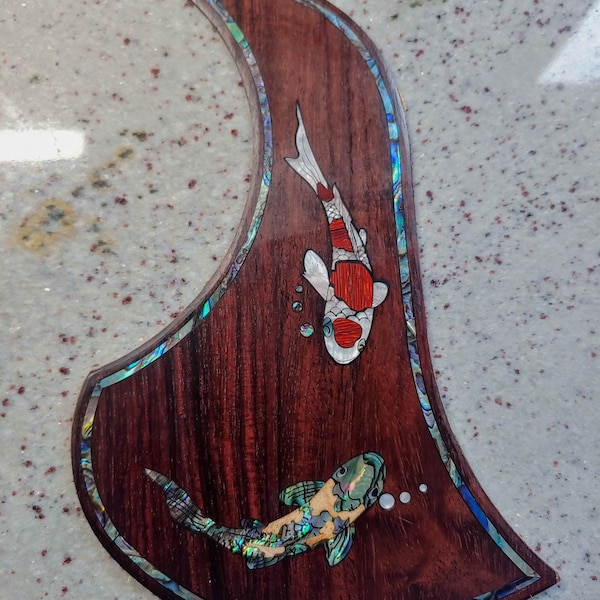 Handgefertigtes Koi Gitarren Pickguard mit echtem Perlmutt, Abalone & Holz Inlay