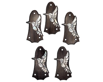 Op de afbeelding: Vijf donkerbruine houten gitaar truss rod covers, elk voorzien van een ingelegd kolibrie-ontwerp van parelmoer. Elk stuk heeft drie voorgeboorde gaten voor montage. De tekst TLR3-RW MoP PHUM staat onderaan de afbeelding gedrukt.