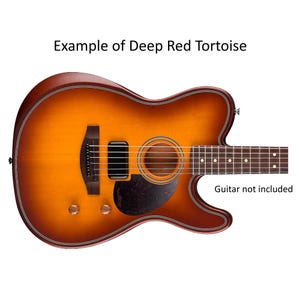Puede incluir: Un cuerpo de guitarra acústica-eléctrica con acabado sunburst, golpeador de carey oscuro, boca redonda, puente, dos perillas de control y ribete blanco. El texto dice: Example of Deep Red Tortoise y Guitar not included.