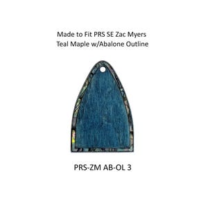 Peut inclure: Un recouvrement de tête de guitare en érable teal avec un contour d'ormeau. Le recouvrement a la forme d'une goutte d'eau avec un trou en haut. Le texte sur l'image indique : Made to Fit PRS SE Zac Myers, Teal Maple w/Abalone Outline, PRS-ZM AB-OL 3.