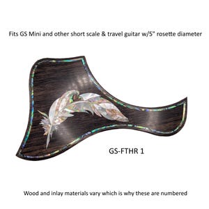 Może przedstawiać: Ciemna drewniana płytka maskująca do gitary z inkrustacją z masy perłowej w kształcie pióra. Tekst: Fits GS Mini and other short scale & travel guitar w/12,7 cm rosette diameter, GS-FTHR 1, Wood and inlay materials vary which is why these are numbered.