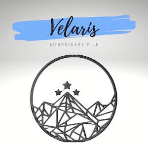 Puede incluir: Diseño de bordado en blanco y negro de una cordillera con tres estrellas encima, todo dentro de un círculo. El texto "Velaris EMBROIDERY FILE" está encima del diseño.