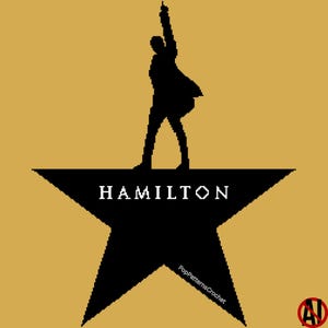 Puede incluir: Silueta negra de una persona con abrigo, brazo levantado, de pie sobre una estrella negra. La palabra "HAMILTON" está en letras blancas en la estrella. El fondo es de color amarillo dorado.