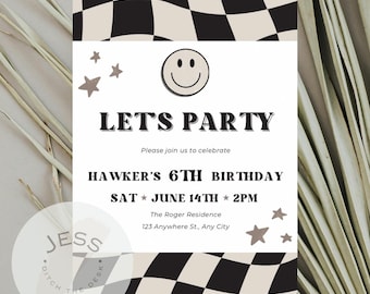Puede incluir: Una invitación de fiesta con un patrón de cuadros en blanco y negro. La invitación dice "LET'S PARTY" con una carita sonriente y estrellas. Anuncia "HAWKER'S 6TH BIRTHDAY" el 14 de junio a las 2 PM.