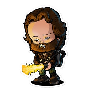 Op de afbeelding: Een cartoonillustratie van een man met een baard die een bruin leren jack draagt en een vlammenwerper vasthoudt. De man draagt een groene en bruine outfit en heeft een bezorgde uitdrukking op zijn gezicht.