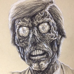 Puede incluir: Dibujo a lápiz detallado de la cara de un zombi. La obra de arte en escala de grises presenta una cara en descomposición con dientes expuestos, ojos hundidos con pupilas en forma de estrella y cabello desordenado. El dibujo está sobre un fondo beige.