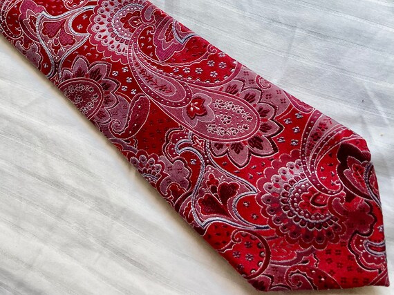 1990s Vintage Geoffrey Beene Red Paisley Silk Tie