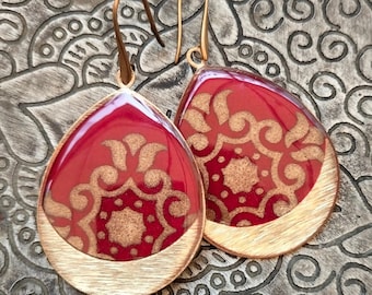 Boucles d'oreilles goutte d'eau Chulbuli en papier et résine | Boucles d'oreilles indiennes contemporaines| Déclaration audacieuse et dorée | Boucles d'oreilles stabilisées faites main| Pendentifs rouge vif