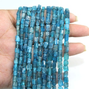 Peut inclure: Un brin de perles d'apatite bleue, chaque perle est facetée et de forme rectangulaire.