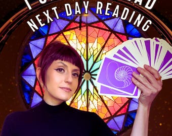 Könnte beinhalten: Eine Person mit lila Haaren hält ein Deck lila Tarotkarten mit einem weißen Fächerdesign. Die Karten haben ein Nautilus-Muschel-Design. Der Hintergrund ist ein Buntglasfenster mit dem Text "1 CARD SPREAD NEXT DAY READING".