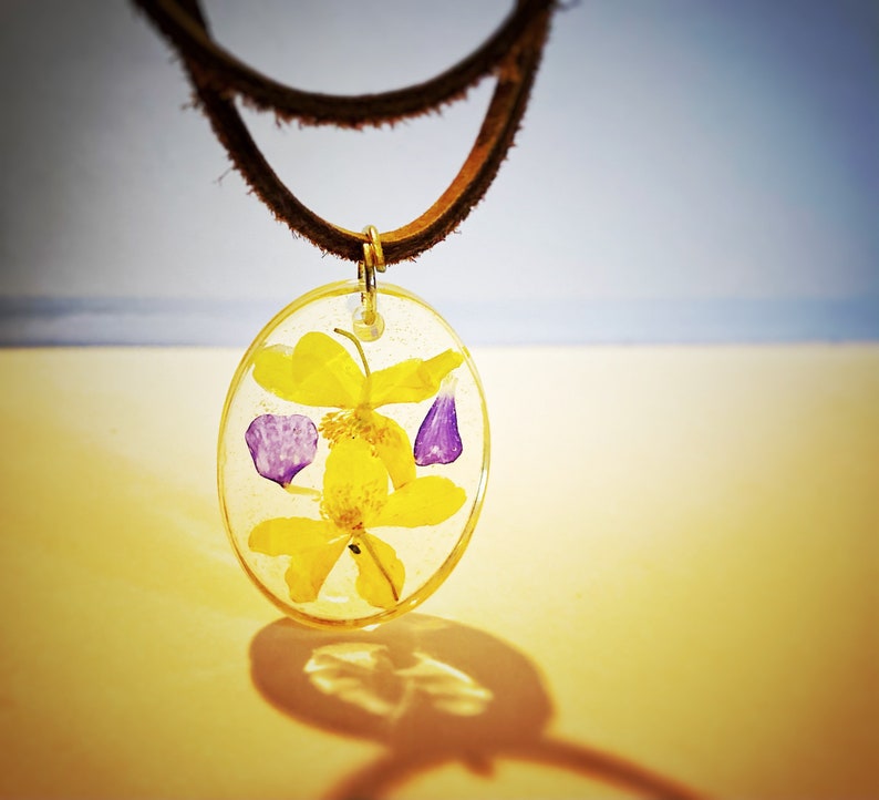 Pressed Flower Jewelry Real Buttercup Necklace Gift for Her Pressed Buttercup Necklace Floral Necklace Floral Pendant Gardener Gift