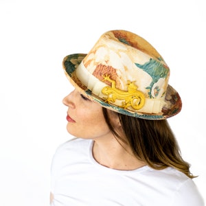 Gecko Fedora Stingy Brim style Floral Women&#39;s Unisex hat with large GOLD GECKO Jewel Off White band