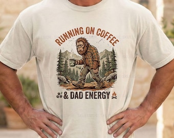 Lustige Big Foot Kaffee Papa Energie digitales Design PNG, Sasquatch Wald Liebhaber Geschenk für ihn, Müde Papa Humor Sublimationsdatei, trendige PNG Datei