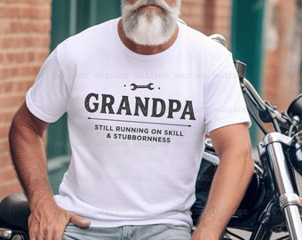Lustiger Opa, der noch auf Geschicklichkeit und Eigensinn läuft Digital Design PNG | Vatertag Großvater Geschenkidee | Vintage Mechaniker Zitat Kunst