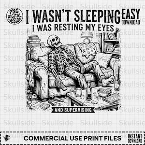 Puede incluir: Diseño digital en blanco y negro que muestra un esqueleto descansando en un sofá con el texto "I wasn't sleeping easy, I was resting my eyes and supervising." Incluye botellas, palomitas de maíz y un mando a distancia.