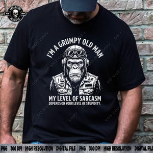 Könnte beinhalten: Schwarzes T-Shirt mit einem Gorilla, der eine Fliegerbrille und eine Jacke trägt. Der Text lautet "I'M A GRUMPY OLD MAN" und "MY LEVEL OF SARCASM DEPENDS ON YOUR LEVEL OF STUPIDITY".
