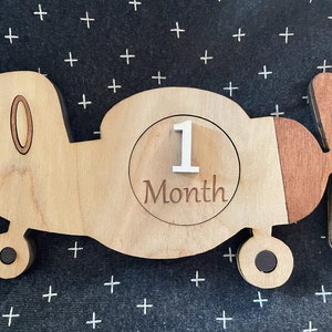 Discos 3D de hitos mensuales para fotos de bebé, marcadores de hitos mensuales de madera grabados, tarjetas de hitos de bebé en helicóptero, letrero personalizado para bebé