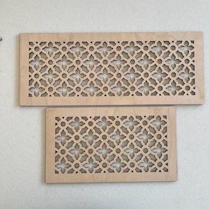 Op de afbeelding: Een witte keramische mok met een zwarte handgreep en de tekst "But First, Coffee" in een vetgedrukte, zwarte letter. De mok staat tegen een neutrale achtergrond, wat het eenvoudige ontwerp benadrukt.