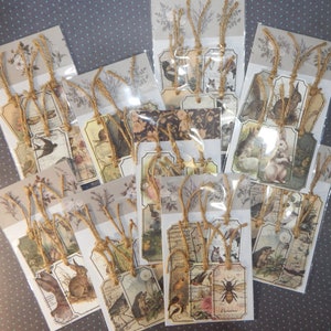 Puede incluir: Un conjunto de 16 etiquetas para regalos de estilo vintage con varias imágenes de animales, pájaros y diseños florales. Las etiquetas están impresas en papel grueso y tienen un cordel atado para colgar.