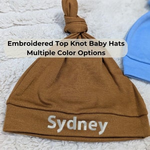 Gepersonaliseerde babymutsje met naam, geborduurde knoop pasgeboren babymutsje, babyshowercadeau, geboortekaartje, aangepast babymutsje met knoop