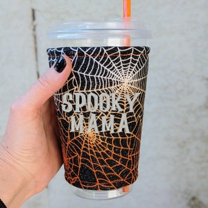 Glitzer Spinnweben Wärmer, gruselige Orange Schwarz Spinnennetz Kaffee Hülle, Halloween Eiskaffee Wärmer, gruselige Vibes Getränke Wärmer, Kaffee-Liebhaber Geschenk