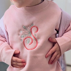 Personalisierte Kinder Schneeflocke Initial Sweatshirt, Kindermonogramm Rundhalsausschnitt, niedlicher gestickter Kinderpullover für Winter, Kleinkind-Sweatshirt