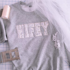 妻の思い出の刺繍入りスウェットシャツ、再利用したウェディングドレスのスウェットシャツ、ウェディングドレスから妻の刺繍入りスウェットシャツ、ブライダルギフト