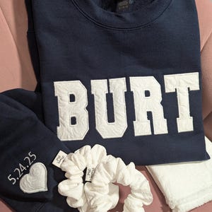 名字の記念品刺繍入りスウェットシャツ、ウェディングドレスのスウェットシャツ、再利用したウェディングドレスの妻のクルーネック、刺繍入りの花嫁の記念品