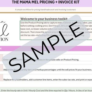 Peut inclure: Une feuille de calcul numérique intitulée The Mama Mel Pricing + Invoice Kit avec un logo représentant une main tenant une fleur, une zone de texte de bienvenue et un guide en trois étapes pour la tarification, la révision et la facturation. Un filigrane SAMPLE semi-transparent recouvre le centre.