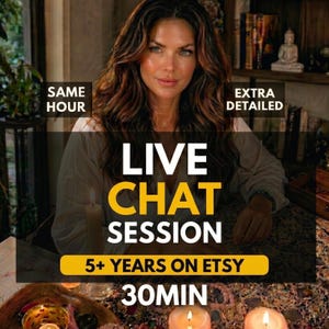 Puede incluir: Imagen que promociona una sesión de chat en vivo en Etsy. El texto incluye "LIVE CHAT SESSION", "5+ YEARS ON ETSY" y "30MIN". El fondo presenta a una mujer con cabello castaño largo, velas y una estantería.