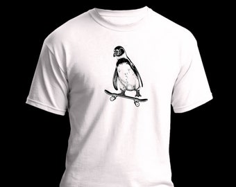 以下が含まれることがあります： スケートボードに乗ったペンギンの白黒イラストが描かれた白いTシャツ