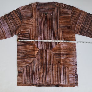 Traditional batik shirt with &#39;hoodie-style&#39; pockets | Batik shirt with kangaroo pockets | Round neck batik shirt with placket | Lines design