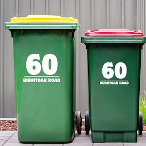 Puede incluir: Dos contenedores de basura verdes con letras blancas. El más grande tiene una tapa amarilla y el más pequeño una roja. Ambos muestran el número "60" y el texto "BURNT OAK ROAD".