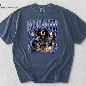 Pu&ograve; includere: T-shirt blu denim con una grafica di cani Bloodhound e la scritta "HUCKLEBERRY" in blu elettrico. Il design &egrave; di colore n. 12.