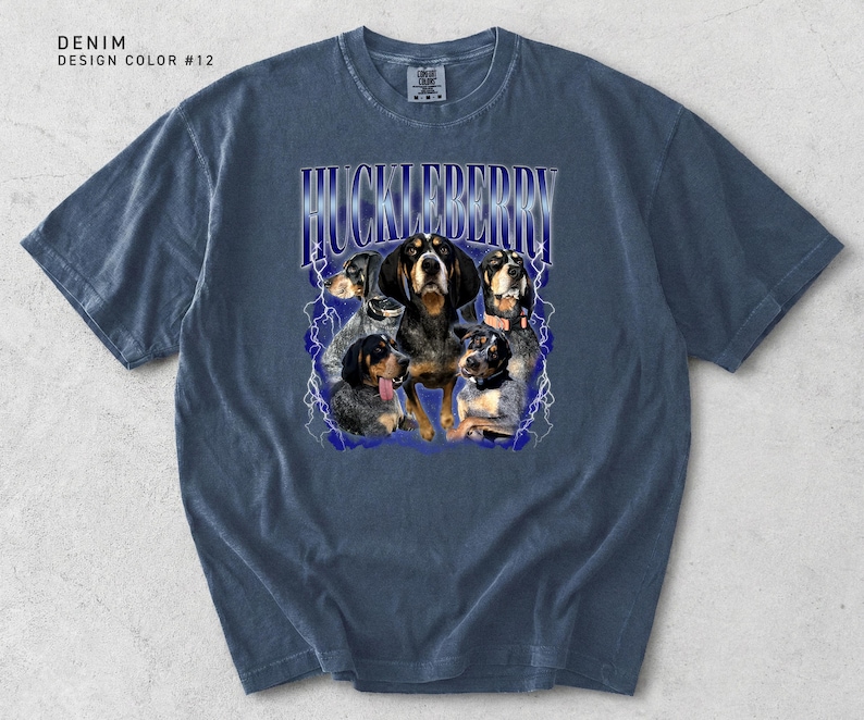 Pu&ograve; includere: T-shirt blu denim con una grafica di cani Bloodhound e la scritta "HUCKLEBERRY" in blu elettrico. Il design &egrave; di colore n. 12.