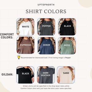 Pu&ograve; includere: Immagine che mostra una variet&agrave; di colori di magliette: bianco, pepe, nero, espresso, denim, muschio, erica scuro e sabbia. Il testo indica che le magliette sono disponibili negli stili Comfort Colors e Gildan, con una nota sull'aspetto invecchiato.