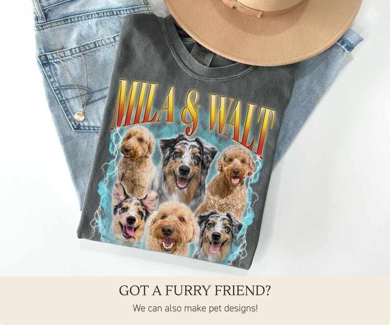 K&ouml;nnte beinhalten: Ein anthrazitfarbenes T-Shirt mit dem Text "MILA & WALT" in einer Retro-Schriftart und einem Blitzdesign. Das Shirt zeigt eine Collage von sechs verschiedenen Hunderassen. Ein beigefarbener Hut und blaue Jeans sind ebenfalls im Bild.