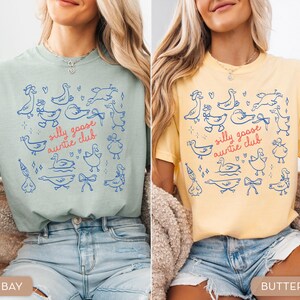Comfort Colors® Cute Auntie Shirt Aunt Shirt Silly Goose Auntie Shirt New Aunt Gift Pregnancy Announcement Gift for Aunt Pregnancy Reveal bild 3