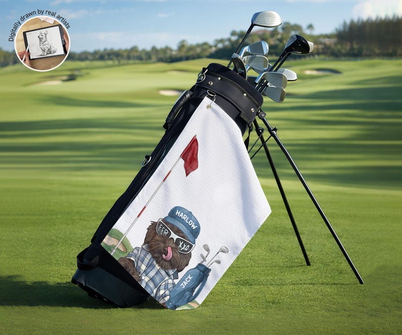 Op de afbeelding: Een zwarte golf-tas met een witte handdoek met een cartoonhond met een blauwe pet met de tekst Harlow, een zonnebril en een geruit overhemd, naast een golftas met de tekst Jack en een rode vlag. Een kleine cirkelvormige inzet toont een digitale tekening.