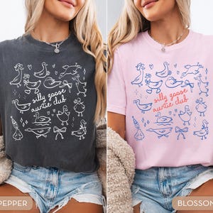 Comfort Colors® Cute Auntie Shirt Aunt Shirt Silly Goose Auntie Shirt New Aunt Gift Pregnancy Announcement Gift for Aunt Pregnancy Reveal bild 4