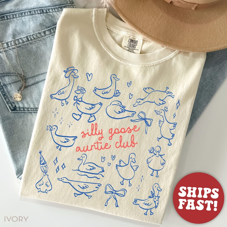 Comfort Colors® Cute Auntie Shirt Aunt Shirt Silly Goose Auntie Shirt New Aunt Gift Pregnancy Announcement Gift for Aunt Pregnancy Reveal bild 1