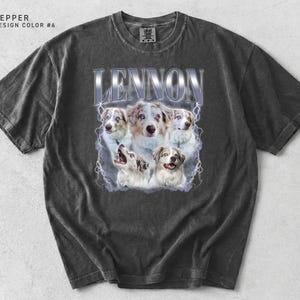 Pu&ograve; includere: T-shirt grigio scuro con la scritta "LENNON" in argento sopra una grafica di cinque pastori australiani. I cani hanno pelo marrone, bianco e nero. Design color #6, Pepper.
