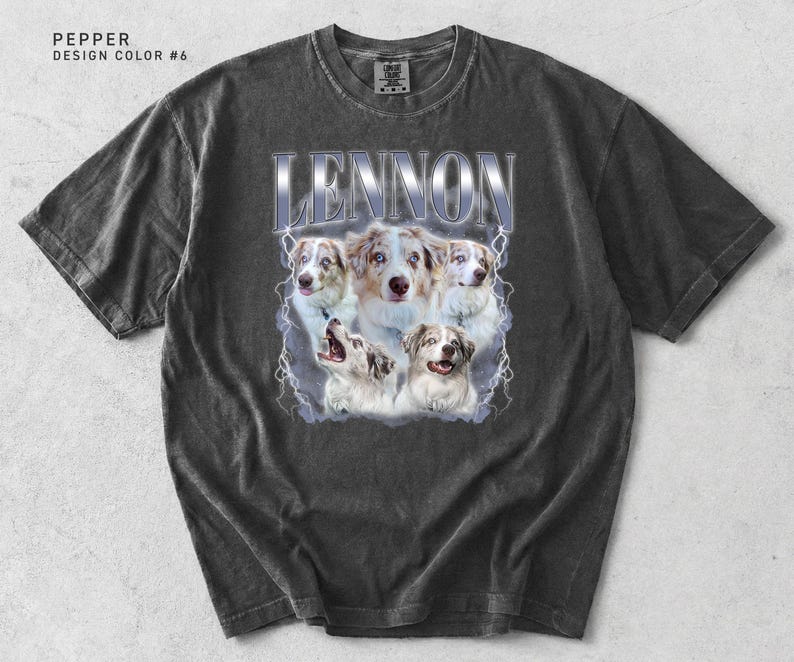 Pu&ograve; includere: T-shirt grigio scuro con la scritta "LENNON" in argento sopra una grafica di cinque pastori australiani. I cani hanno pelo marrone, bianco e nero. Design color #6, Pepper.