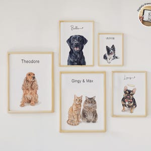 Op de afbeelding: Vijf ingelijste wandkunstprints met digitale portretten van huisdieren. De prints bevatten een bruine spaniel genaamd Theodore, een zwarte labrador genaamd Bella, een border collie genaamd Oliver, twee katten genaamd Gingy & Max en een Franse bulldog genaamd Louis.