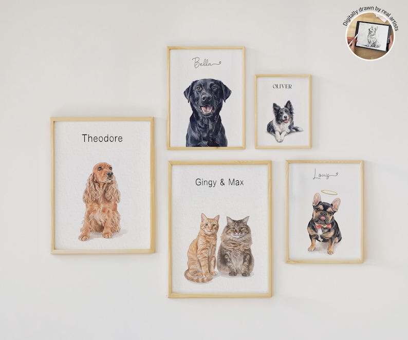 Op de afbeelding: Vijf ingelijste wandkunstprints met digitale portretten van huisdieren. De prints bevatten een bruine spaniel genaamd Theodore, een zwarte labrador genaamd Bella, een border collie genaamd Oliver, twee katten genaamd Gingy & Max en een Franse bulldog genaamd Louis.