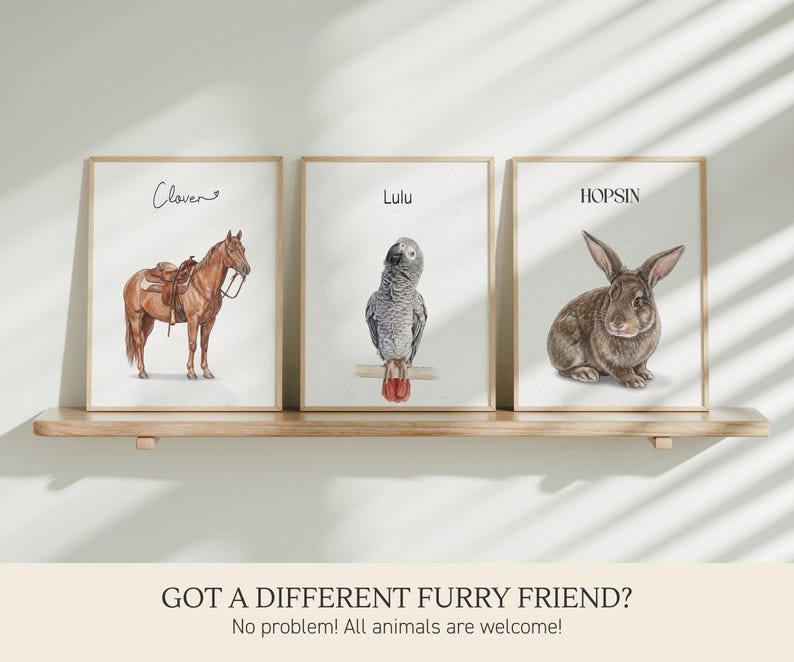 Op de afbeelding: Drie ingelijste wandprints met aquarelillustraties van een bruin paard met zadel genaamd Clover, een grijze papegaai genaamd Lulu en een bruin konijn genaamd HOPSIN. De tekst onderaan luidt GOT A DIFFERENT FURRY FRIEND? No problem! All animals are welcome!